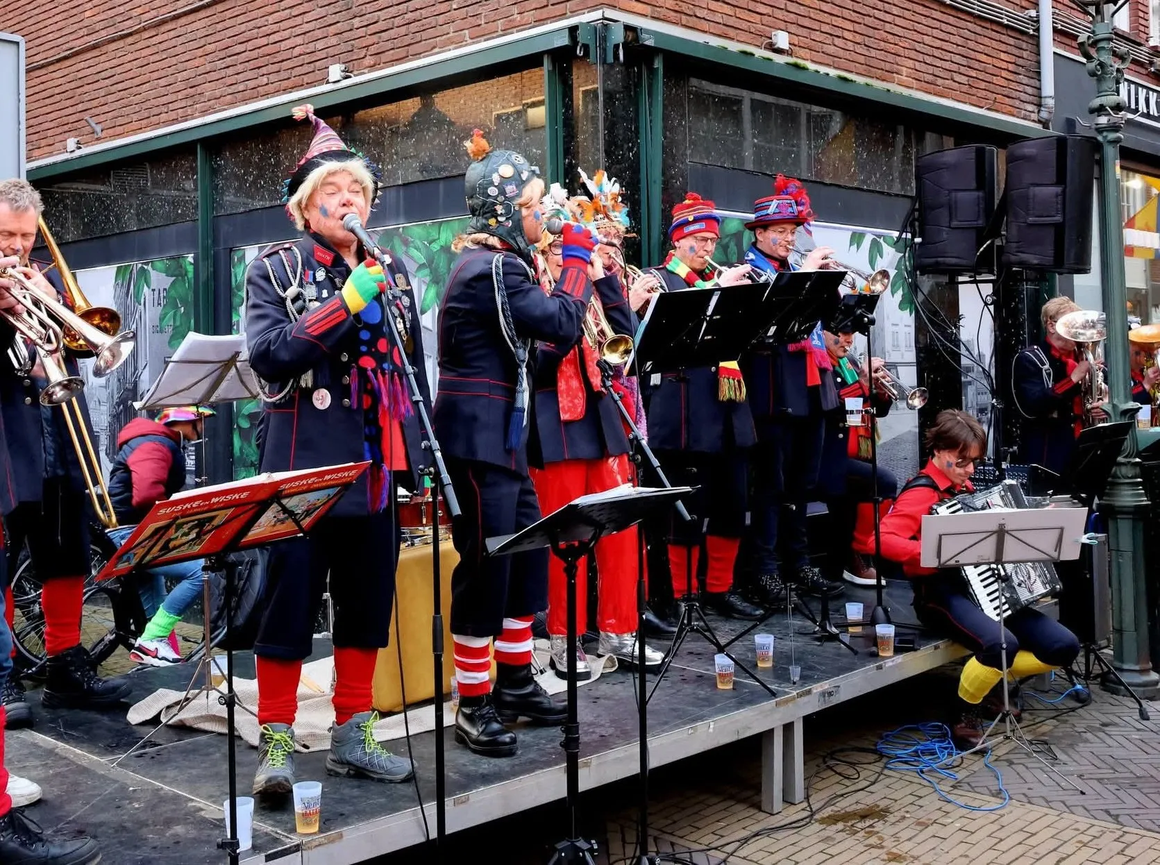 NUATH speult op ein podium op straot in Venlo.